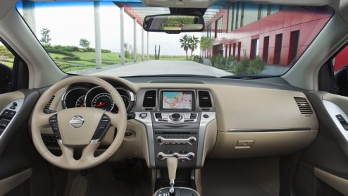 Nissan heeft de Murano klaargestoomd voor modeljaar 2012. De luxe-SUV krijgt een hoogwaardiger interieur, nieuwe 18 inch wielen, gewijzigde achterlichten en een verbeterd instrumentarium.