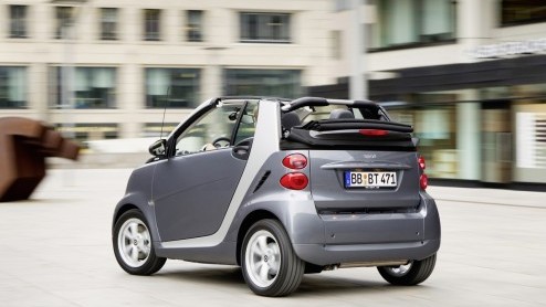 De smart designers hebben zo nu en dan een creatieve bui en komen dan tot een smart in een speciaal jasje. Nu dat de smart fortwo pearlgrey.