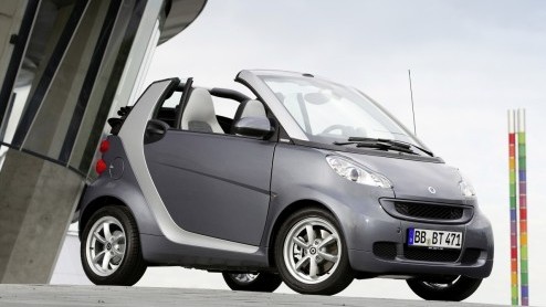 De smart designers hebben zo nu en dan een creatieve bui en komen dan tot een smart in een speciaal jasje. Nu dat de smart fortwo pearlgrey.