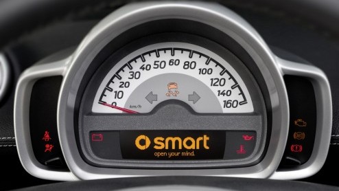 De smart designers hebben zo nu en dan een creatieve bui en komen dan tot een smart in een speciaal jasje. Nu dat de smart fortwo pearlgrey.