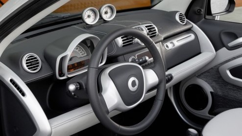 De smart designers hebben zo nu en dan een creatieve bui en komen dan tot een smart in een speciaal jasje. Nu dat de smart fortwo pearlgrey.