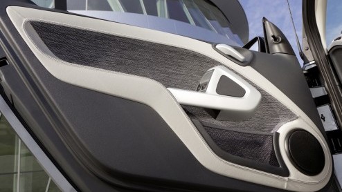 De smart designers hebben zo nu en dan een creatieve bui en komen dan tot een smart in een speciaal jasje. Nu dat de smart fortwo pearlgrey.