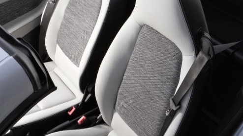 De smart designers hebben zo nu en dan een creatieve bui en komen dan tot een smart in een speciaal jasje. Nu dat de smart fortwo pearlgrey.