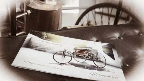 Geloof het of niet. De eerste auto ter wereld kijgt ruim 125 jaar na introductie eindelijk zijn officile brochure. Das Haus heeft zelfs besloten de Benz Patent Motorwagen weer in productie te nemen!
