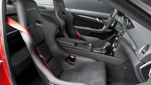 Mercedes heeft vandaag de krachtigste C-Klasse onthuld. Het is de nieuwe C 63 AMG Coup Black Series met  hou je vast  517 pk en de nodige extra technische verfijning. Een feestje voor de echte stuu