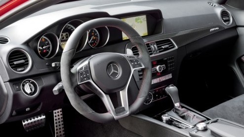 Mercedes heeft vandaag de krachtigste C-Klasse onthuld. Het is de nieuwe C 63 AMG Coup Black Series met  hou je vast  517 pk en de nodige extra technische verfijning. Een feestje voor de echte stuu