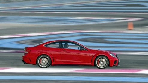 Mercedes heeft vandaag de krachtigste C-Klasse onthuld. Het is de nieuwe C 63 AMG Coup Black Series met  hou je vast  517 pk en de nodige extra technische verfijning. Een feestje voor de echte stuu