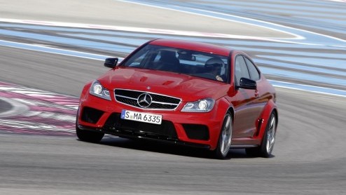 Mercedes heeft vandaag de krachtigste C-Klasse onthuld. Het is de nieuwe C 63 AMG Coup Black Series met  hou je vast  517 pk en de nodige extra technische verfijning. Een feestje voor de echte stuu