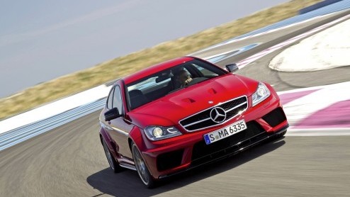 Mercedes heeft vandaag de krachtigste C-Klasse onthuld. Het is de nieuwe C 63 AMG Coup Black Series met  hou je vast  517 pk en de nodige extra technische verfijning. Een feestje voor de echte stuu