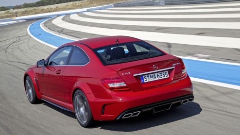 Mercedes heeft vandaag de krachtigste C-Klasse onthuld. Het is de nieuwe C 63 AMG Coup Black Series met  hou je vast  517 pk en de nodige extra technische verfijning. Een feestje voor de echte stuu