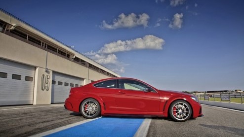 Mercedes heeft vandaag de krachtigste C-Klasse onthuld. Het is de nieuwe C 63 AMG Coup Black Series met  hou je vast  517 pk en de nodige extra technische verfijning. Een feestje voor de echte stuu