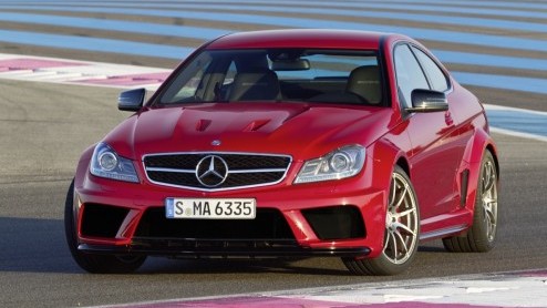 Mercedes heeft vandaag de krachtigste C-Klasse onthuld. Het is de nieuwe C 63 AMG Coup Black Series met  hou je vast  517 pk en de nodige extra technische verfijning. Een feestje voor de echte stuu