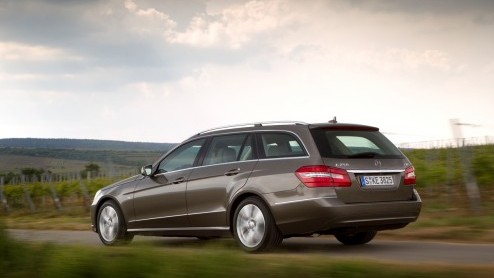 Mercedes-Benz heeft onlangs de aandrijflijnen van de E-Klasse geoptimaliseerd. Vanaf september staat de technisch bijgewerkte Benz in de showroom. Prijzen zijn gelijk gebleven of verlaagd en beginnen 