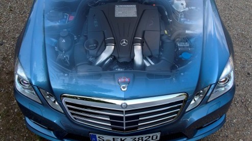 Mercedes-Benz heeft onlangs de aandrijflijnen van de E-Klasse geoptimaliseerd. Vanaf september staat de technisch bijgewerkte Benz in de showroom. Prijzen zijn gelijk gebleven of verlaagd en beginnen 