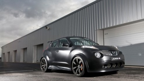 Nissan stuurt nog maar even een persbericht met droge cijfers die bevestigen dat de Juke-R werkelijk een monster is. Met genen van de GT-R is de kleine crossover loeisnel en zit je binnen vier tellen 