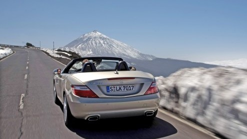Mercedes-Benz viert de zomer  of wat daar op lijkt  met een aanbieding. De nieuwe SLK 200 is tijdelijk zonder meerprijs verkrijgbaar met de 7G-Tronic Plus automaat en het Roadster-comfort pakket is 