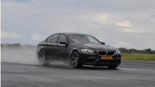 Veel fabrikanten proberen ieder gaatje in hun leveringsprogramma te dichten en BMW vormt daar bepaald geen uitzondering op. Met het nieuwe label M Performance schuiven ze nu een hele lijn tussen hun
