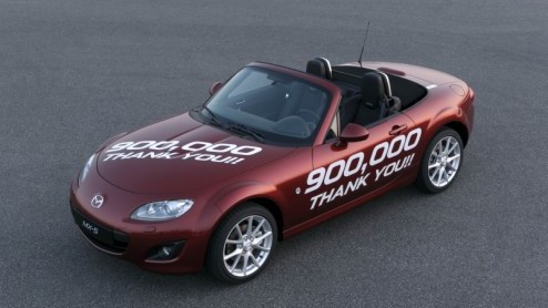 En daar hebben we weer een mijlpaal voor de Mazda MX-5. Vandaag heeft de totale productie van de Japanse roadster de historische mijlpaal van 900.000 exemplaren bereikt. Dat is 21 jaar en 10 maanden n