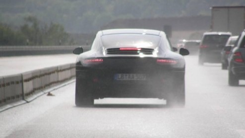 Porsche-techneuten zijn nooit helemaal tevreden. Daarom wordt de nieuwe 911 al driftig aan de tand gevoeld. Het succesnummer is niet alleen op de Nordschleife gesignaleerd maar doet ook de openbare we