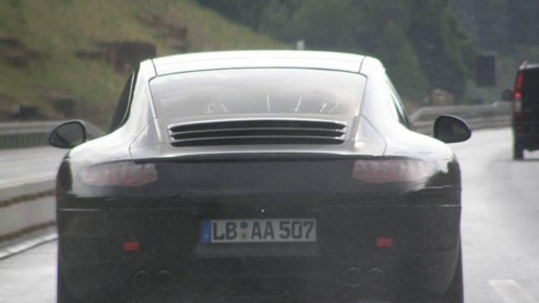 Porsche-techneuten zijn nooit helemaal tevreden. Daarom wordt de nieuwe 911 al driftig aan de tand gevoeld. Het succesnummer is niet alleen op de Nordschleife gesignaleerd maar doet ook de openbare we