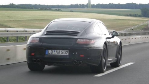 Porsche-techneuten zijn nooit helemaal tevreden. Daarom wordt de nieuwe 911 al driftig aan de tand gevoeld. Het succesnummer is niet alleen op de Nordschleife gesignaleerd maar doet ook de openbare we