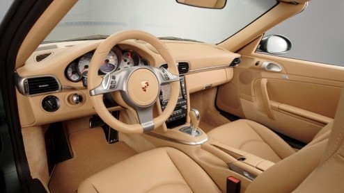 We zaten er al op te wachten. De vernieuwde Porsche 911 is in aantocht. Op 5 juli presenteert het merk hun nieuwe trots, met nieuwe zescilinder boxermotor met directe inspuiting. Tegelijkertijd doet d