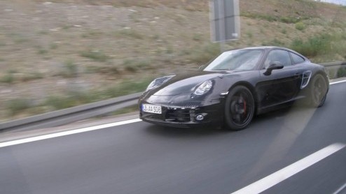 Porsche-techneuten zijn nooit helemaal tevreden. Daarom wordt de nieuwe 911 al driftig aan de tand gevoeld. Het succesnummer is niet alleen op de Nordschleife gesignaleerd maar doet ook de openbare we