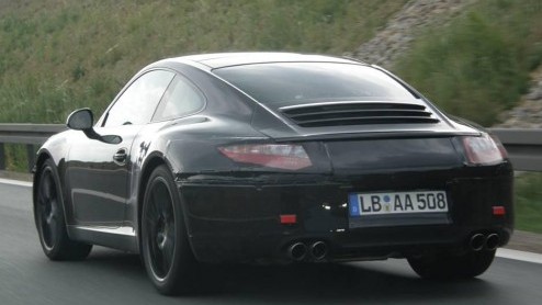 Porsche-techneuten zijn nooit helemaal tevreden. Daarom wordt de nieuwe 911 al driftig aan de tand gevoeld. Het succesnummer is niet alleen op de Nordschleife gesignaleerd maar doet ook de openbare we