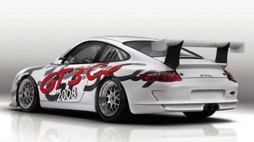 Hij is wit, weegt slechts 1150 kg, en heeft nog meer power. We hebben het dan over de Porsche 911 GT3 Cup 2008. Met een oplage van 265 exemplaren blijft het een exclusief beest. Begin maart kunnen we 