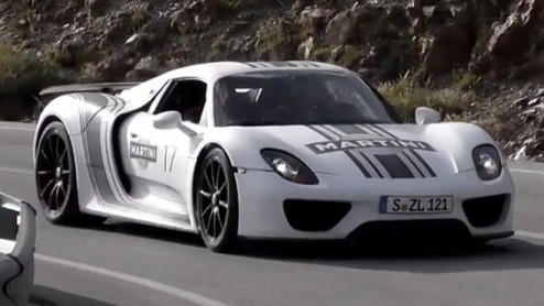 Kort geleden berichtte Porsche de 918 Spyder naar de Nordschleife te sturen. Nu hebben we een video waarin het lichtgewicht prototype met 770 pk in actie komt.