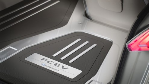 Nissan neemt de TeRRA SUV Concept mee naar Parijs; een SUV met drie elektromotoren en een brandstofcel, unieke stoelopstelling en een draagbaar(!), digitaal instrumentenpaneel.