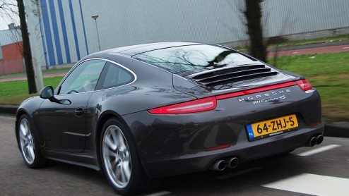 Al snel na het verschijnen van de jongste editie van de 911 Carrera lanceert Porsche de 4 daarop. Met een nieuw systeem van vierwielaandrijving. Maar is dat niet in strijd met het speelse karakter v