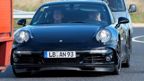 Nog zoet van de facelifts van de Cayman en Boxster, en het volledige zicht op de Porsche Panamera, komt vandaag ook de nieuwe generatie 911 langsrijden. Deze Porsche 998 moet in 2011 worden geintrod