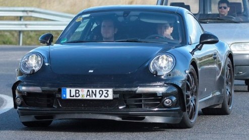 Nog zoet van de facelifts van de Cayman en Boxster, en het volledige zicht op de Porsche Panamera, komt vandaag ook de nieuwe generatie 911 langsrijden. Deze Porsche 998 moet in 2011 worden geintrod