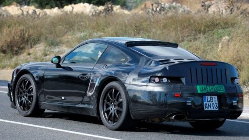 Nog zoet van de facelifts van de Cayman en Boxster, en het volledige zicht op de Porsche Panamera, komt vandaag ook de nieuwe generatie 911 langsrijden. Deze Porsche 998 moet in 2011 worden geintrod