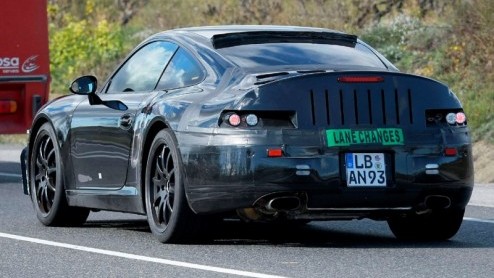 Nog zoet van de facelifts van de Cayman en Boxster, en het volledige zicht op de Porsche Panamera, komt vandaag ook de nieuwe generatie 911 langsrijden. Deze Porsche 998 moet in 2011 worden geintrod