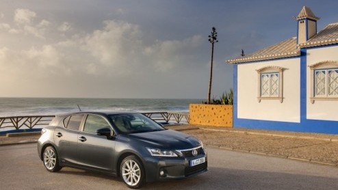 Lexus betreedt de wereld van de compacte middenklasser in het premiumsegment. Met de CT200h hebben de Japanners een antwoord op soortgenoten als de Audi A1, BMW 1 Serie en Volvo. Zij doen dat op hun e