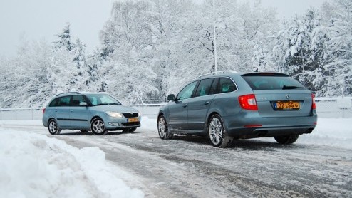 Je kunt op twee manieren op wintersport gaan. Zo goedkoop mogelijk, naar een tweesterrenstek met een spaardieseltje zoals de zuinige Fabia Greenline Combi. Of je pakt volledig uit, reserveert een supe