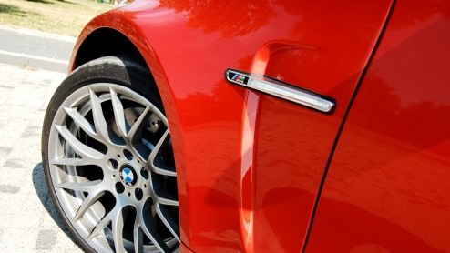 Men zegt wel eens; geen afscheid zonder vuurwerk. En dus komt BMW in de nadagen van de huidige 1 Serie met een spetterend topmodel, de 1 Serie M Coup. Voor 80 mille rijd je knallend de showroom uit m