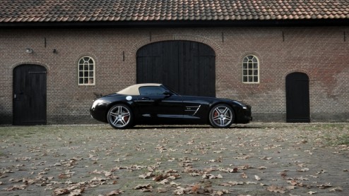 Hoe wordt het rijden in een Mercedes-Benz SLS AMG nog leuker? Precies, door er een Roadster van te maken! Tenzij je niet warm wordt van 571 pk langs je haren en liever iets anders hoort dan het gebuld