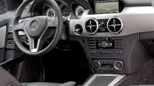 Wat is dat toch met de Mercedes-Benz GLK? Bouw je een stoere, compacte Gelnde in de geest van de legendarische G-Klasse, wil bijna niemand 'm (in Nederland) hebben! Onlangs is de compacte SUV verni