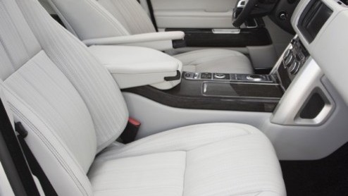 Een nieuwe Range Rover nog beter maken klinkt makkelijker dan het is. Toch is dat de uitdaging die Land Rover is aangegaan. Een afslankkuur van driehonderd kilo, riante zitruimte op de achterbank en n