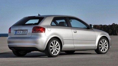 Onlangs presenteerde Audi de vernieuwde A3. Nu is ook het prijzenboek bekend. Veel uitvoeringen kregen een gunstiger energielabel en dat heeft zo zijn uitwerking op de prijs. Vanaf 23.620 euro doet de