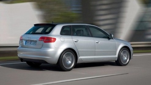 Onlangs presenteerde Audi de vernieuwde A3. Nu is ook het prijzenboek bekend. Veel uitvoeringen kregen een gunstiger energielabel en dat heeft zo zijn uitwerking op de prijs. Vanaf 23.620 euro doet de