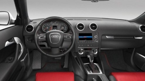 Audi vond het hoog tijd om de A3 aan te pakken, alhoewel ze erg behoudend te werk zijn gegaan. Op technisch vlak zien we echter wel een aantal noviteiten. Bovendien maakt de Duitse fabrikant maar mete
