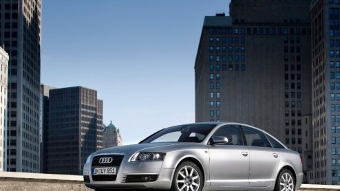 Audi is trots op de A6. Deze populaire zakensedan is voor de tweede keer uitgeroepen tot Zakenauto van het Jaar. Alle nieuwe rijders kunnen dan ook rekenen op een comfortabel gebaar. Tot eind augustus
