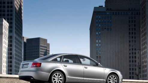 Audi is trots op de A6. Deze populaire zakensedan is voor de tweede keer uitgeroepen tot Zakenauto van het Jaar. Alle nieuwe rijders kunnen dan ook rekenen op een comfortabel gebaar. Tot eind augustus