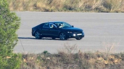 De pijplijn van nieuwe modellen is bij Audi nog niet leeg. Naast de A1, A4 Allroad, en A5 Cabrio springt het merk uit Ingolstadt ook in op de vraag naar een forse vierdeurscoup, die dan als Audi A7 d