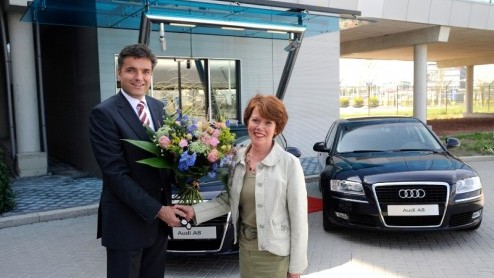 Voortaan kunnen gebruikers van het VIP-centrum op Schiphol gebruik maken van een Audi A8 2.8 FSIe om Business Class vanaf het VIP-centrum van en naar het vliegtuig worden vervoerd te worden. Gisteren