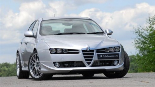 AutoDelta blijft maar sleutelen aan diverse Alfa modellen. Na een aangepaste Brera en Spider presenteert de tuningfirma volgende week een opgepepte 159 2.2. Na de montage van een compressor, vandaar d